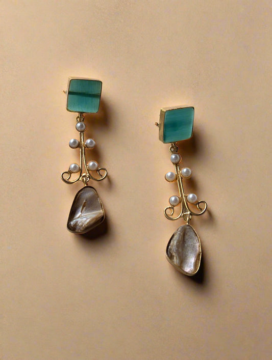 Pair of earrings with green gemstones and pearl-like beads